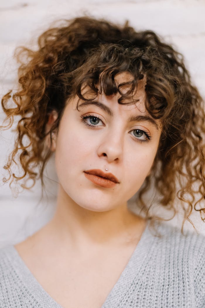 Close-up portrait of a woman with curly hair in Istanbul, capturing a natural and expressive look.